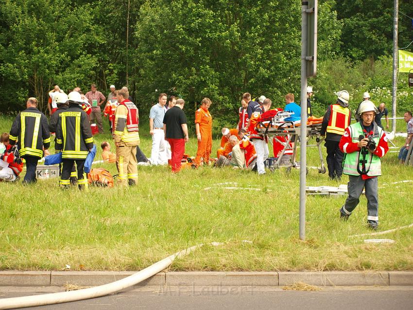 Schwerer Unfall mit Reisebus Lohmar Donrather Dreieck P081.JPG